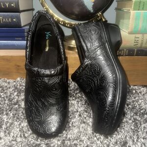 YUU Bethanee Slip-On Shoes Women's 8.5 W Wide Black Tooled Floral Comfort Clogs